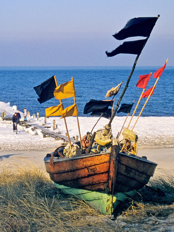 Fischerboot am Strand von Zingst - weiter zu Aktuelles ...